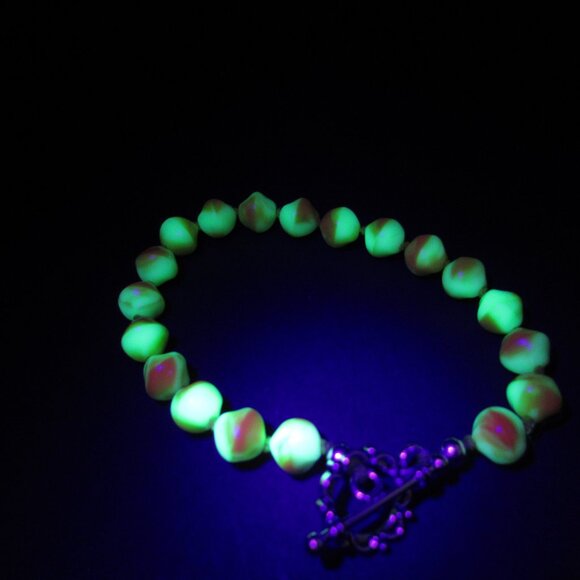 Uranium glass bead bracelet - Picture 13 of 13